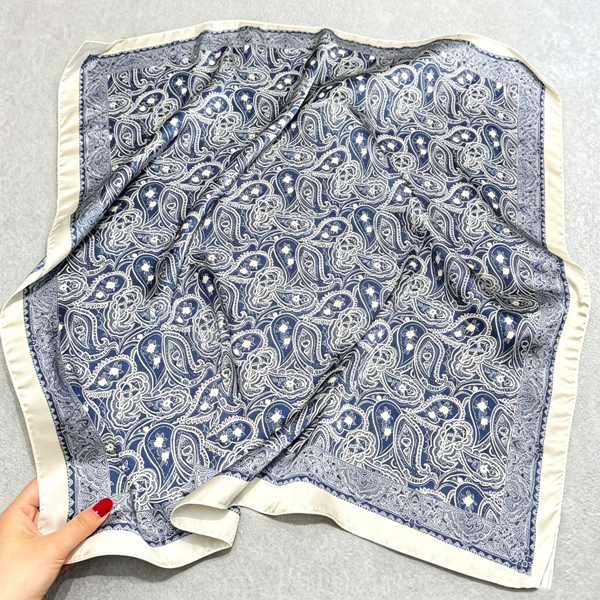 フリーサイズ 総柄スクエアタイプ 上品 合わせやすい スカーフ 70*70cm ベージュエッジブルーカシュー